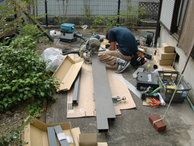 岸和田市西之内町のウッドデッキの材料加工