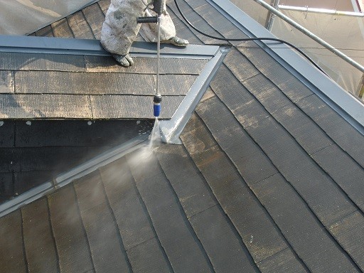 岸和田市極楽寺町で高圧洗浄でカビ除去する外壁・屋根塗装着工