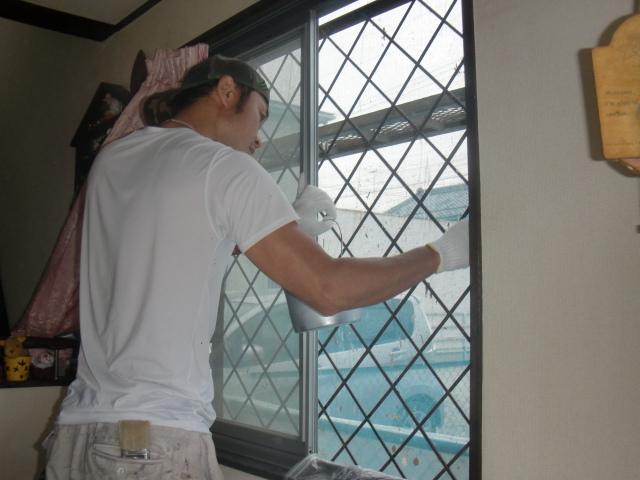 岸和田市春木本町で窓の面格子塗装