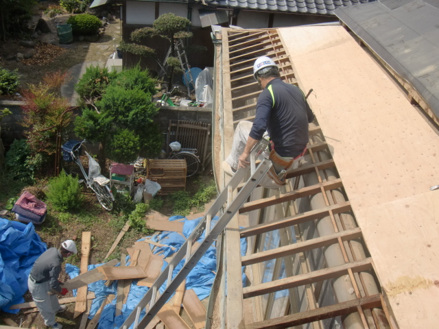 岸和田市土生町の下屋根の既存の軒天井撤去