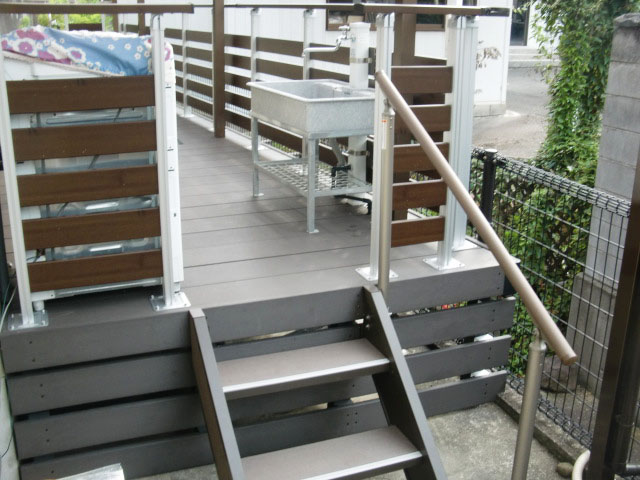 岸和田市西之内町のウッドデッキの階段設置