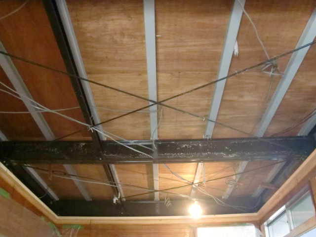 岸和田市小松里町の天井解体完了