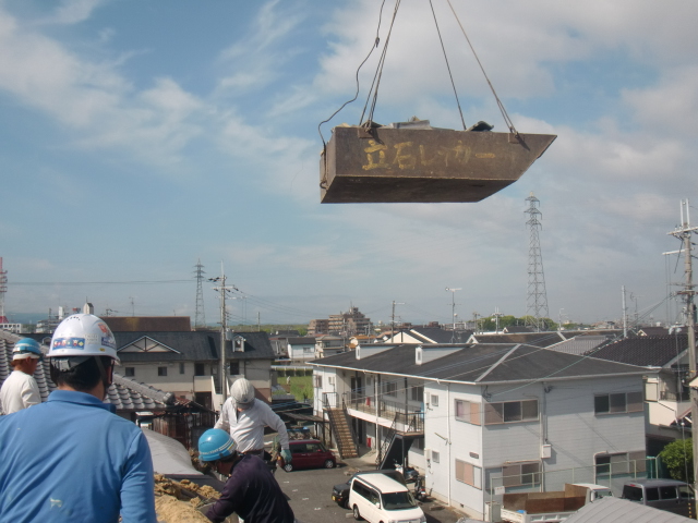 岸和田市土生町の屋根葺き替え/瓦めくり作業で荷下ろし中