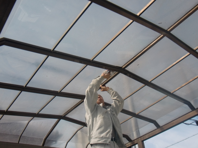 岸和田市吉井町のカーポートの屋根の内側拭き掃除