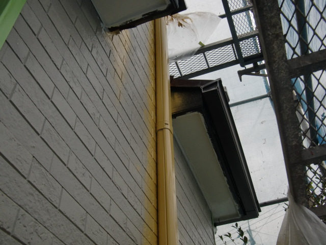岸和田市尾生町の配管カバーも同色で塗装