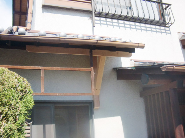 岸和田市東ヶ丘町の劣化した庇の補強完了