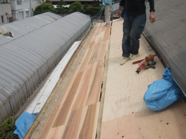 岸和田市土生町の下屋根の既存の軒天井板を張っています！