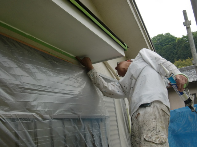 岸和田市大沢町の復旧した庇の塗装工事　3日目