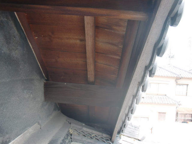 岸和田市土生町の劣化した軒天井板