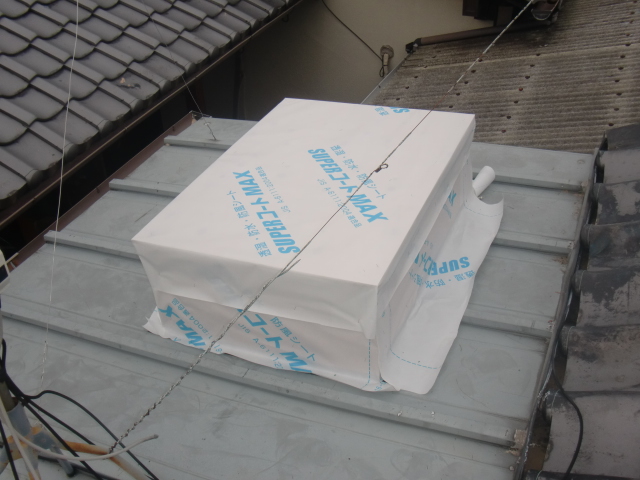 岸和田市内畑町のお風呂場の屋根かさ上げで防水シート貼り