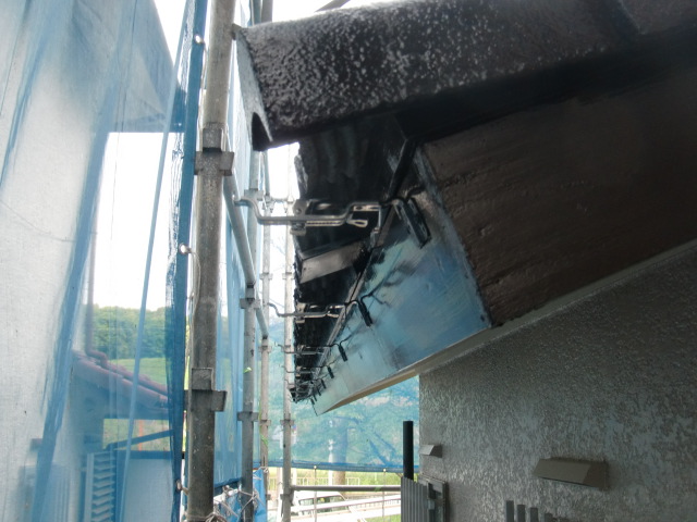 岸和田市天神山町の軒先に雨樋の内吊り金具取付
