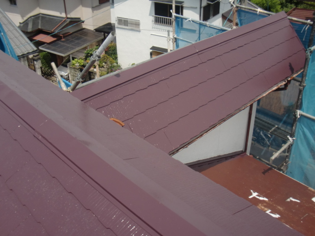 岸和田市摩湯町の屋根の中塗り途中経過