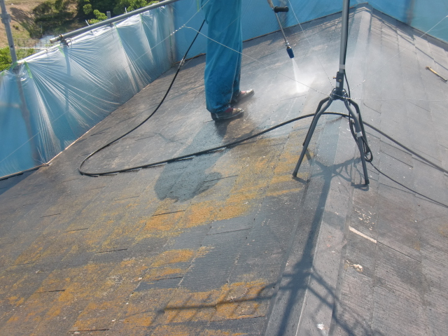 岸和田市摩湯町の屋根を高圧洗浄
