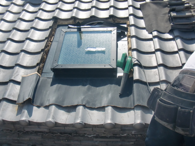 岸和田市内畑で天窓の水切り板金設置