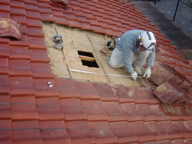 岸和田市西之内町で瓦の屋根に採光窓設置のための採寸