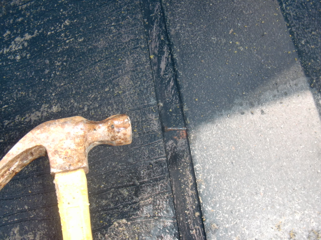岸和田市摩湯町の屋根の棟板金の抜けかかった釘