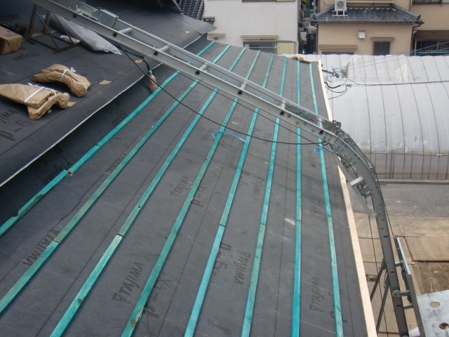 岸和田市土生町の下屋根に横桟木設置完了