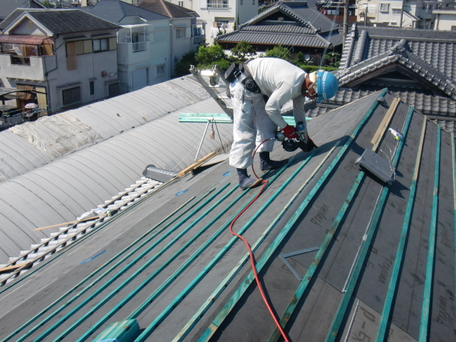 岸和田市土生町の上屋根に瓦桟木設置