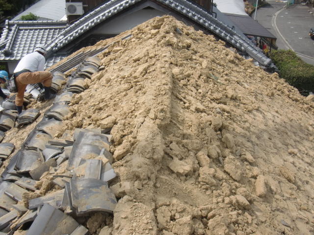岸和田市土生町の屋根葺き替え/大量の葺き土
