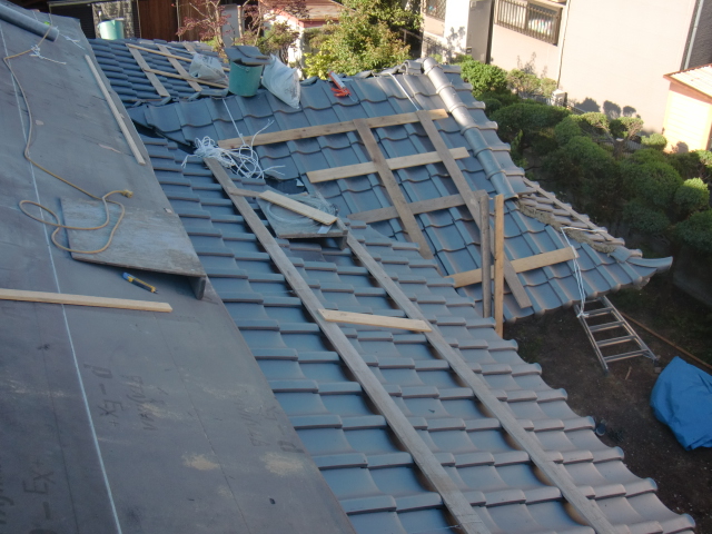 岸和田市土生町の屋根に足場設置