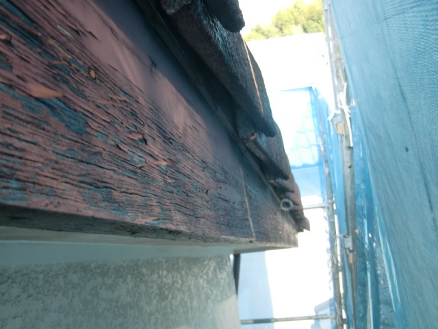 岸和田市天神山町の塗膜が剥げた破風板