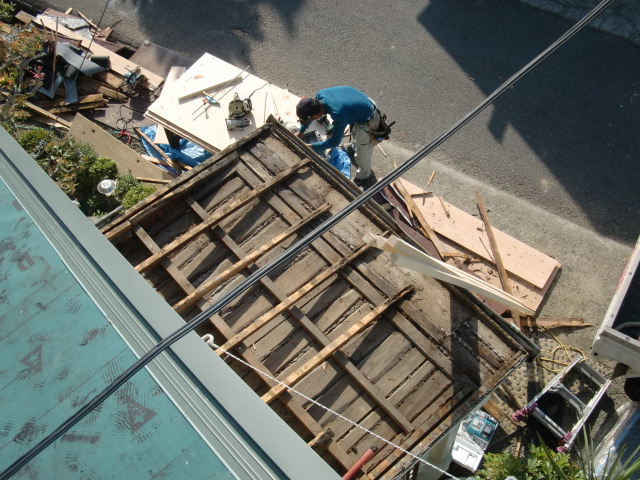 泉南市岡田の玄関庇の鋼板撤去