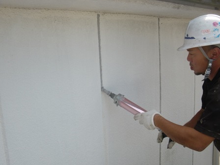 岸和田市上松町の外壁塗装でまずはクラック補修から着工