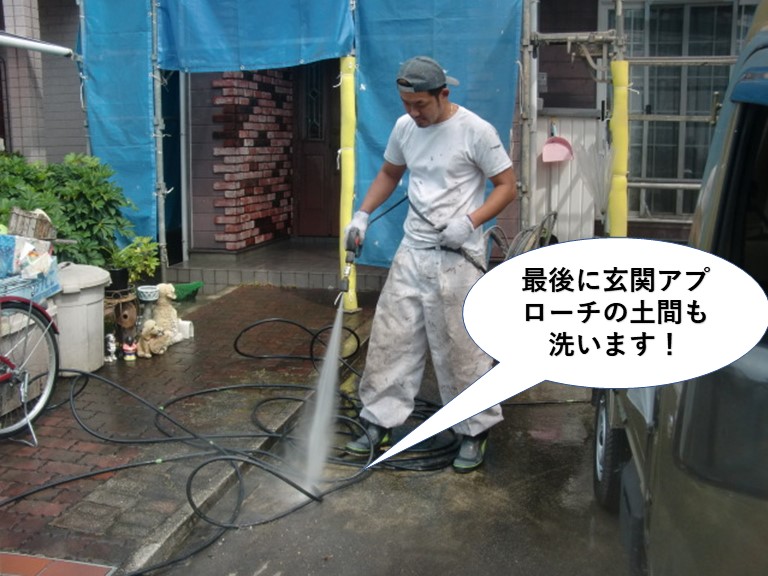 和泉市の玄関アプローチの土間も洗浄