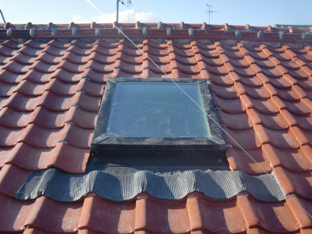 岸和田市西之内町の瓦の屋根に採光窓設置完了