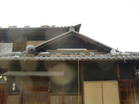 岸和田市東大路町の和瓦の屋根葺き替えで棟瓦の設置など