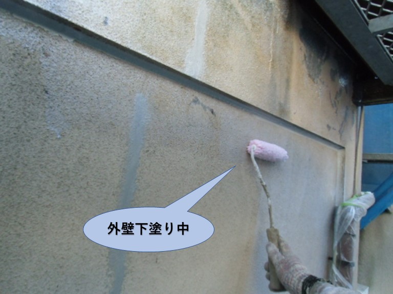 岸和田市の外壁下塗り中
