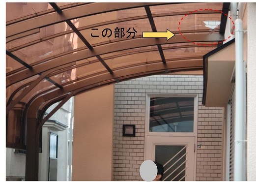 岸和田市極楽寺町で下地塗りに入った外壁・屋根塗装カーポート　欠け部分