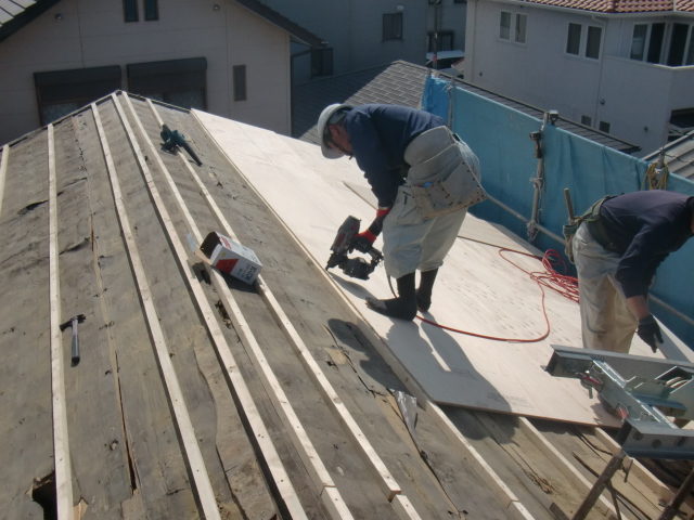 岸和田市吉井町の屋根に構造用合板設置