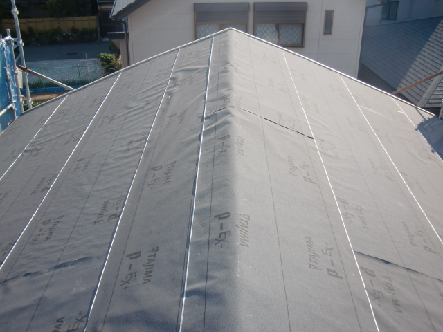 岸和田市吉井町の屋根に防水シート設置完了