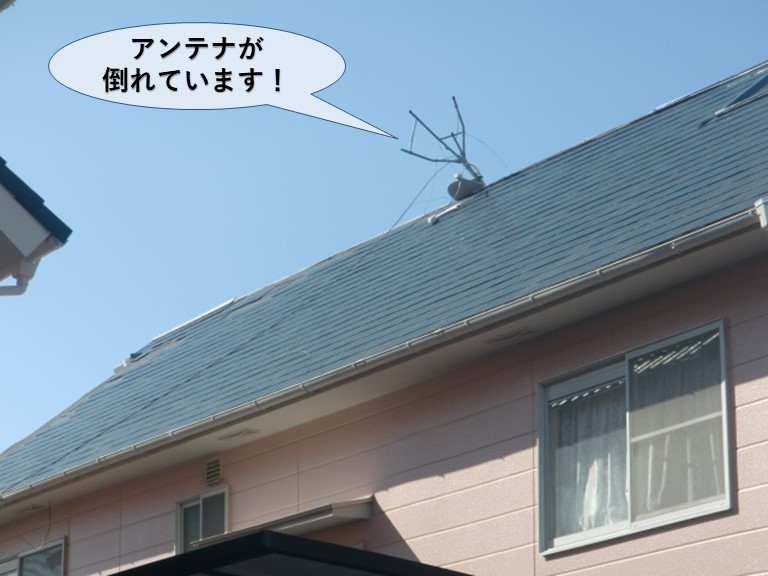 岸和田市の屋根のアンテナが倒れています