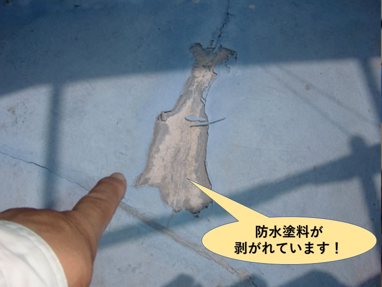 岸和田市のベランダの防水塗料が剥がれています