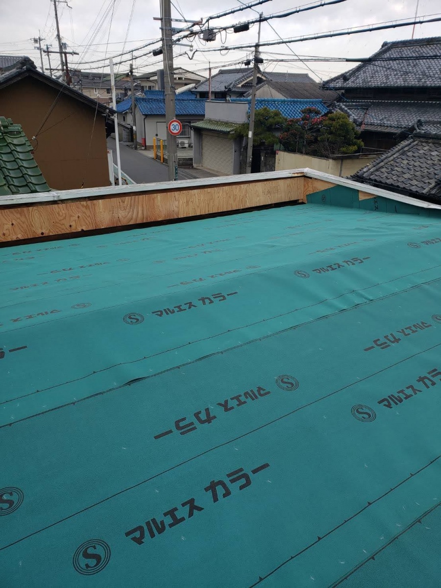 堺市のガレージの屋根にルーフィング敷き
