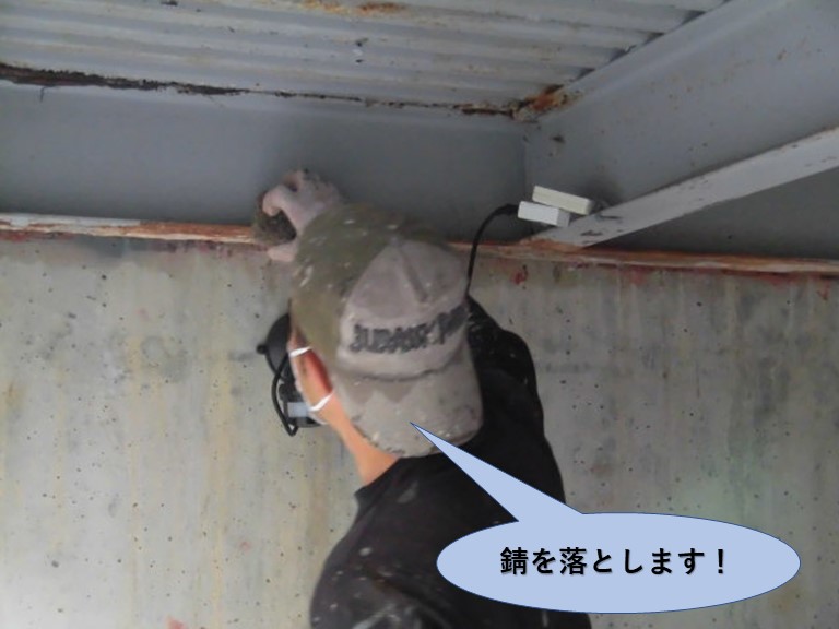 岸和田市のガレージの錆を落とします！