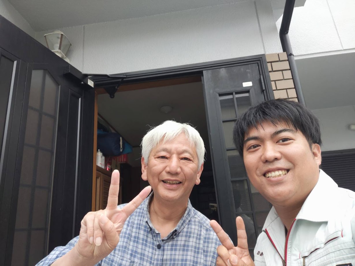屋根工事・外壁塗装を行なったY様との記念写真