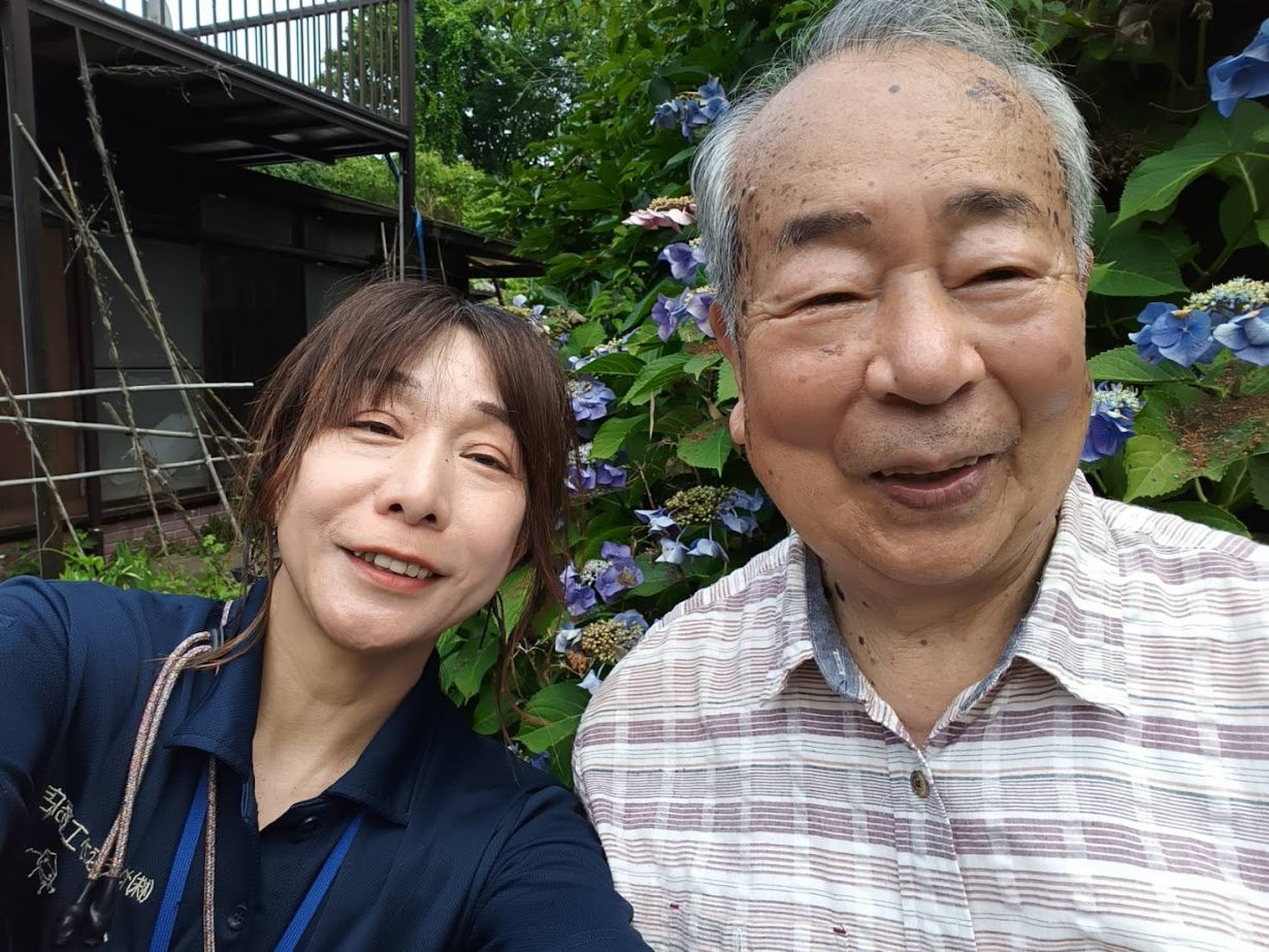 泉佐野市で梅雨前に雨樋の掃除を行ったT様と記念写真を撮影