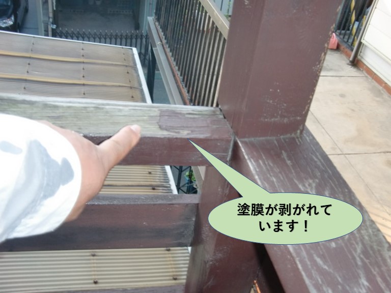 岸和田市の木製のテラス屋根の塗膜が剥がれています