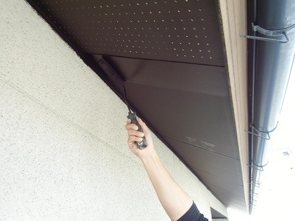 岸和田市真上町の外壁塗装と屋根塗装で軒天塗装
