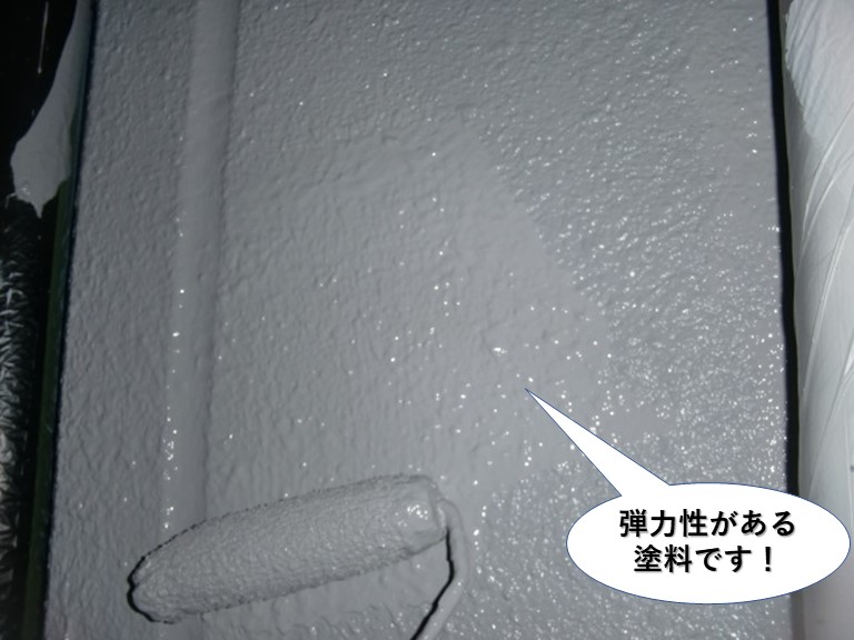 岸和田市の上塗り材は弾力性がある塗料です