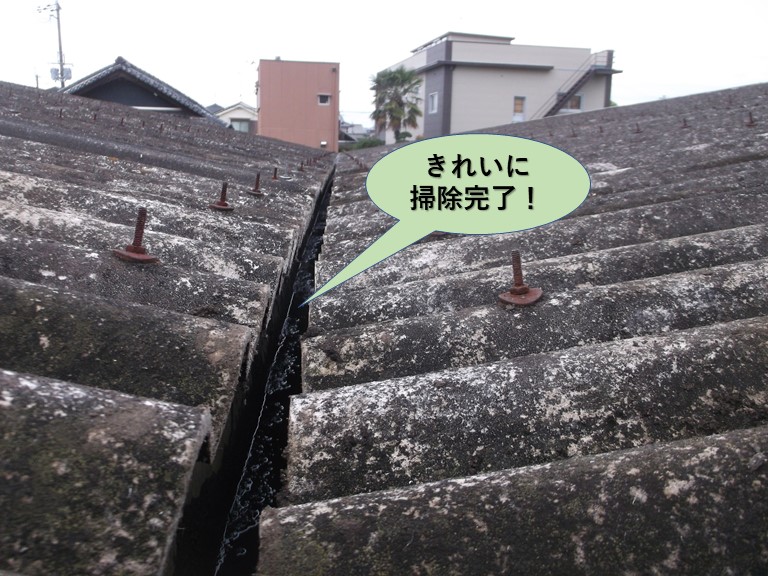 岸和田市のガレージの樋をきれいに掃除完了