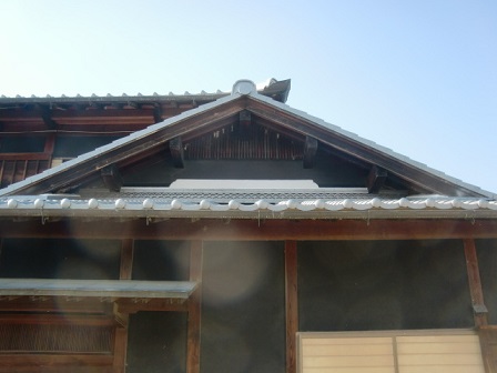 岸和田市東大路町の和瓦の屋根葺替えで銅板水切りの設置と樋修理等