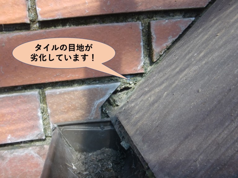 岸和田市の壁のタイルの目地が劣化しています！