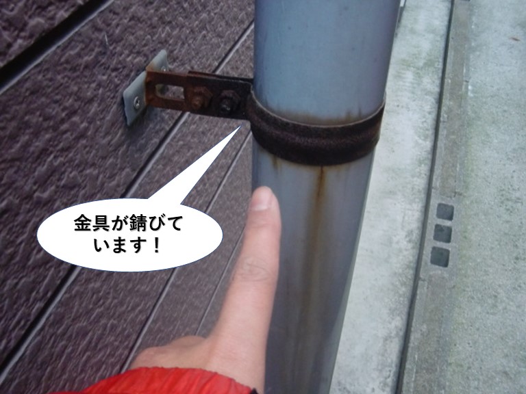 和泉市の樋の金具が錆びています