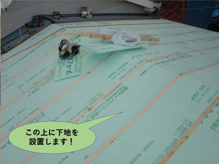 岸和田市の屋根に断熱材設置完了