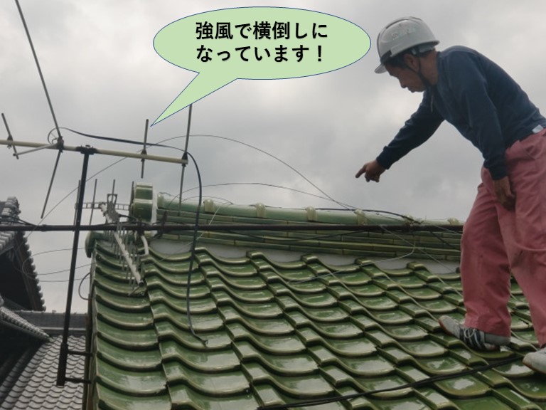 岸和田市のテレビのアンテナが強風で横倒しになっています