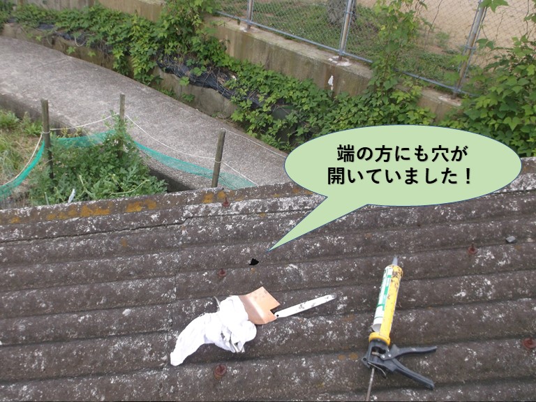 岸和田市のガレージの屋根の端の方にも穴が開いていました